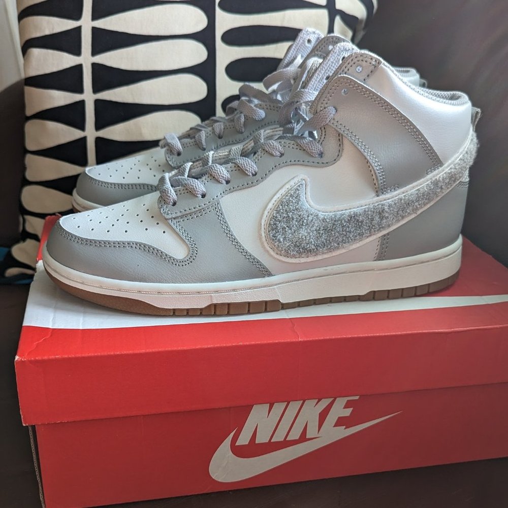 Nike Dunk Hi Retro University